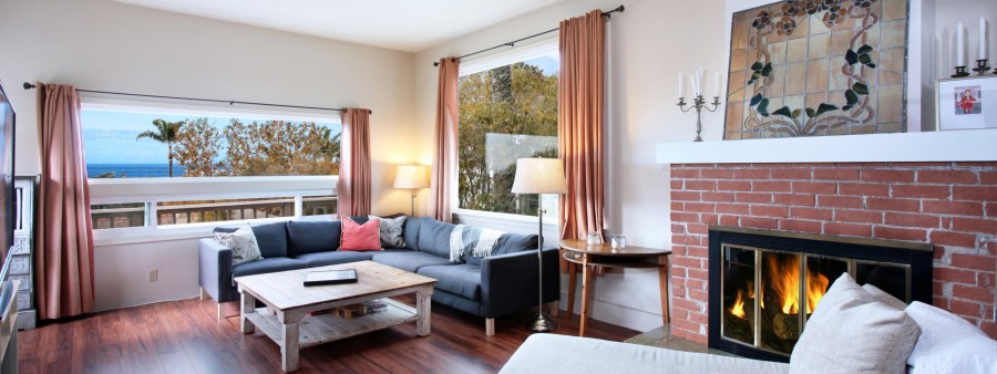 Эл камин под окном