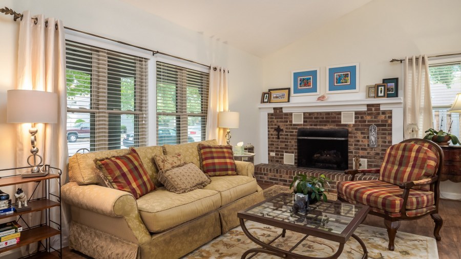 Диваны в гостиную с камином