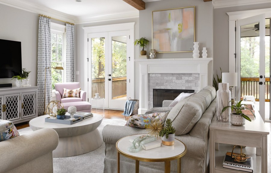 Уютная светлая гостиная с камином