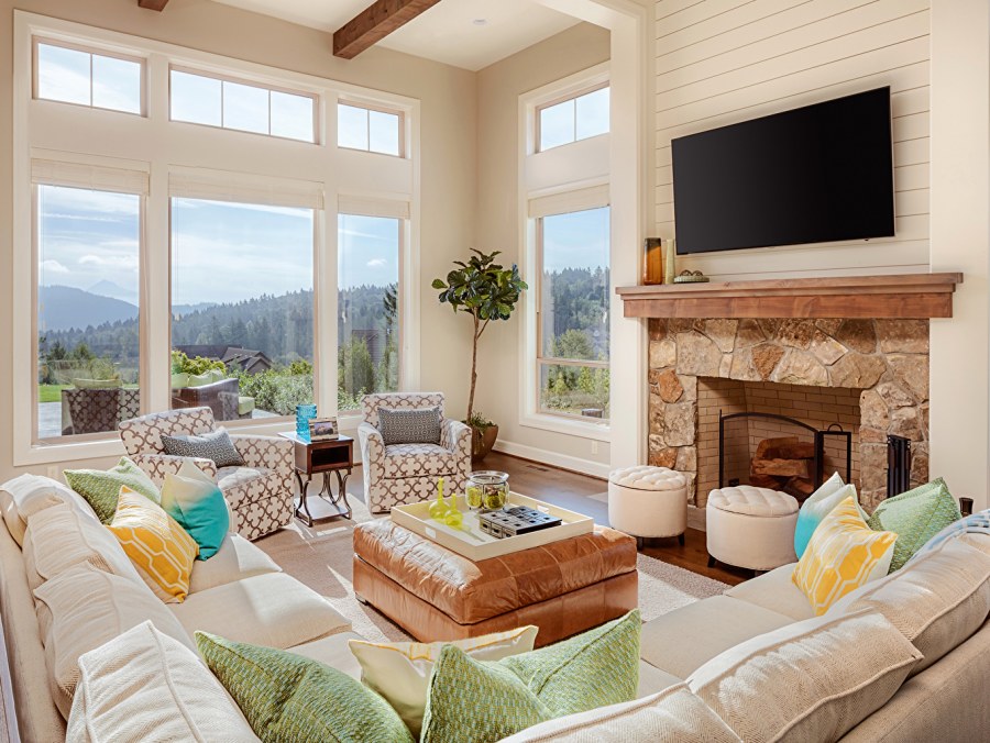 Уютная комната с камином