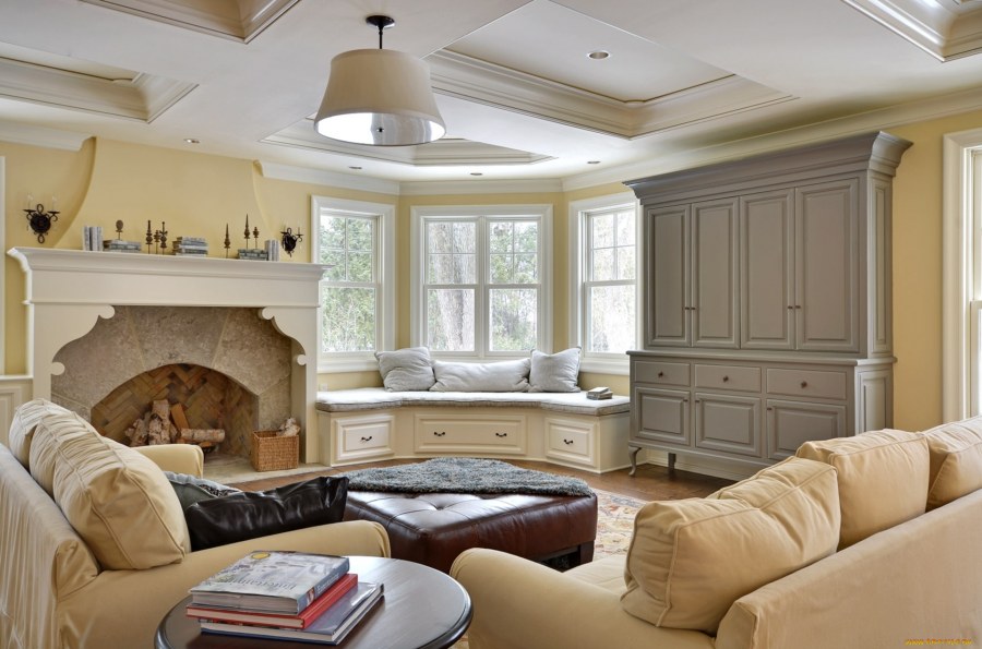 Гостиная с эркером и камином