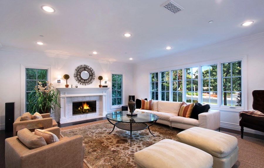 Большая гостиная с камином