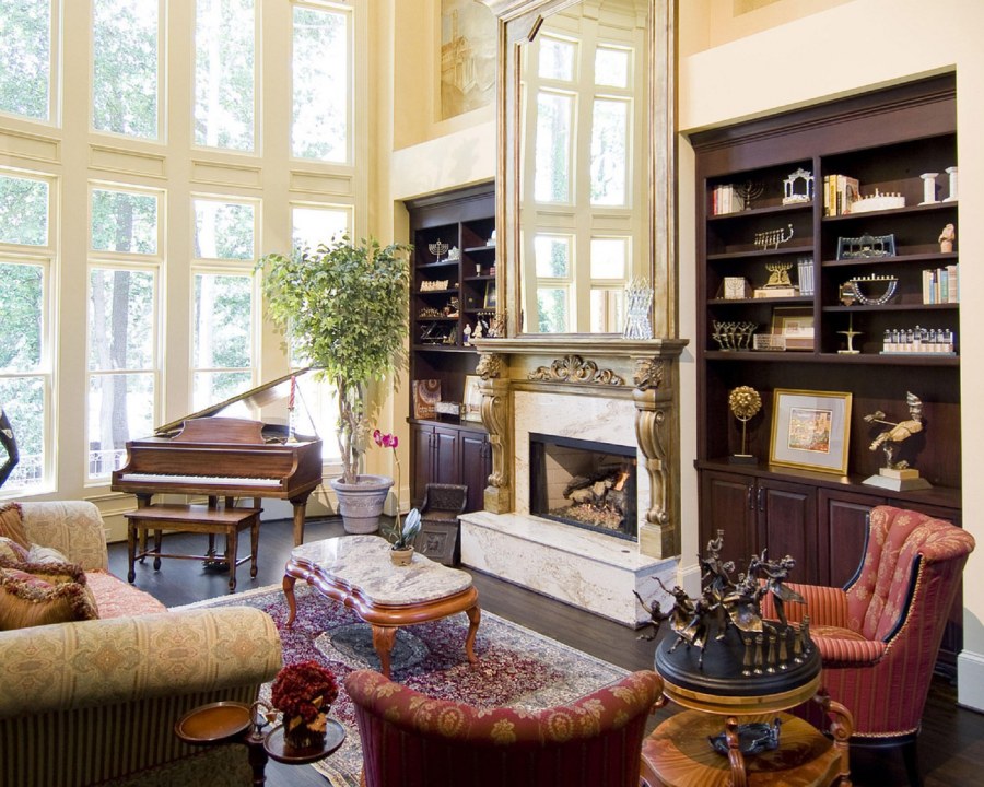 Гостиная с роялем в классическом стиле