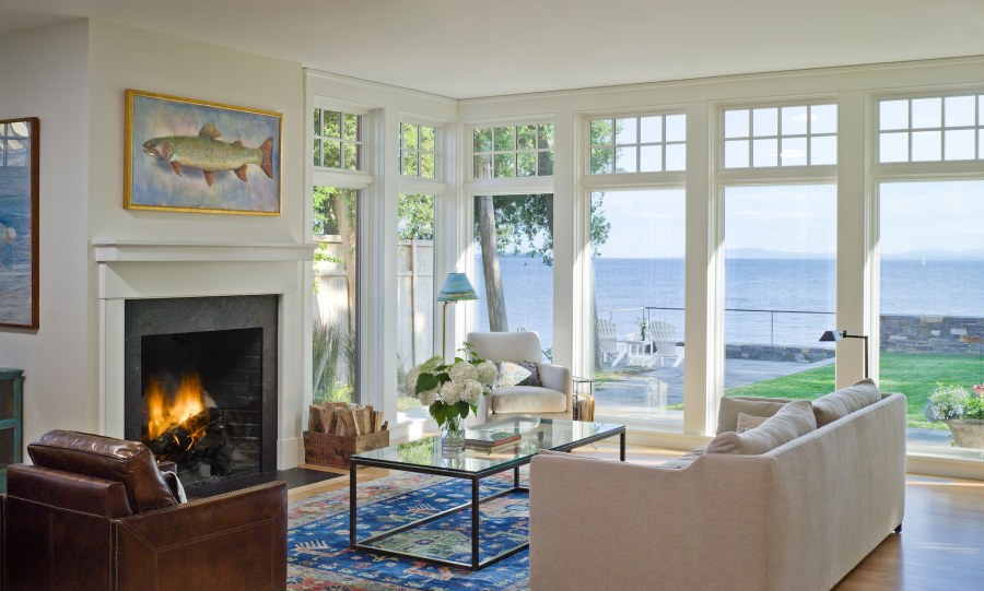 Уютная гостиная с камином и панорамными окнами