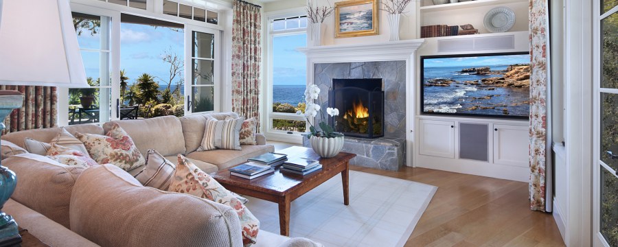 Гостиная с телевизором у окна