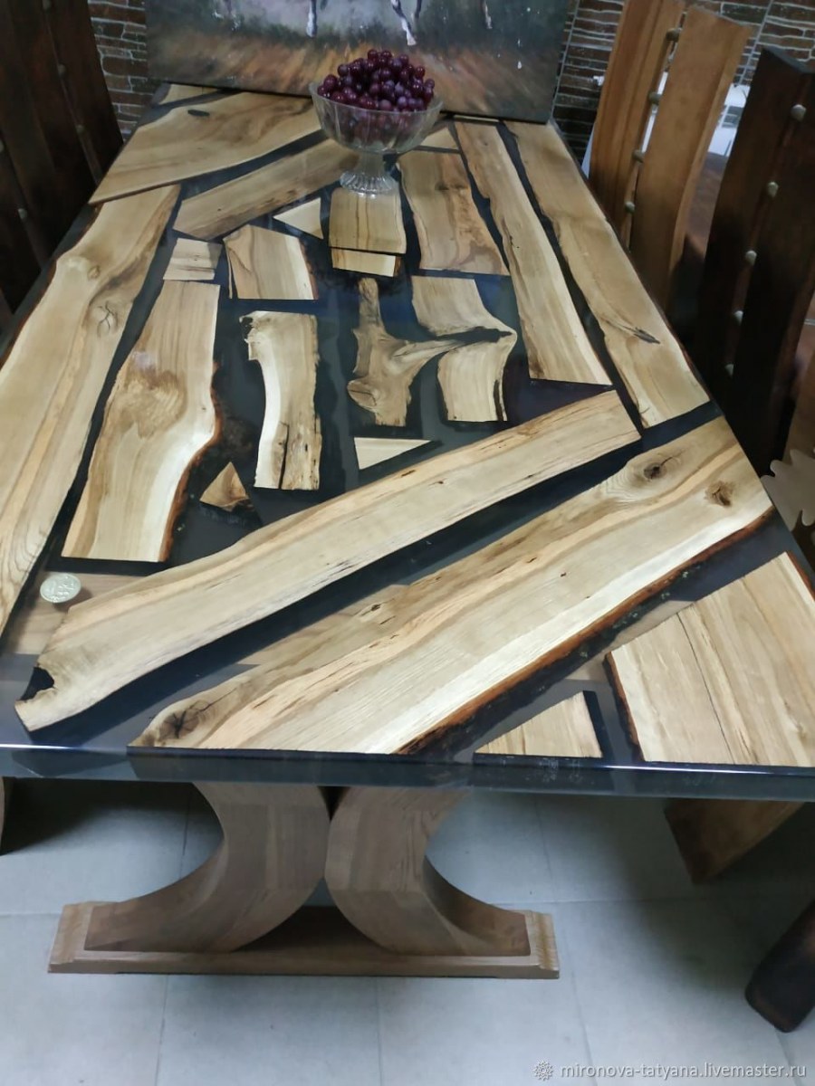 Оригинальные столы из дерева