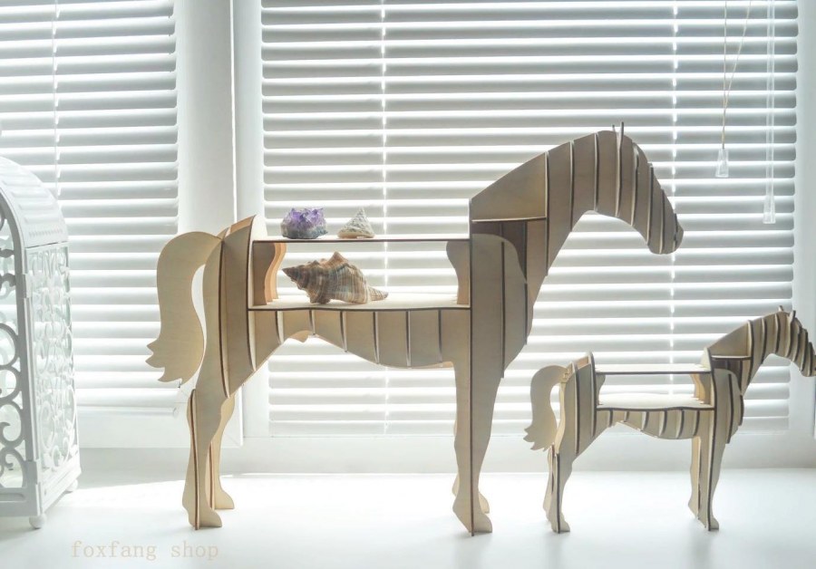 Деревянная лошадка в интерьере