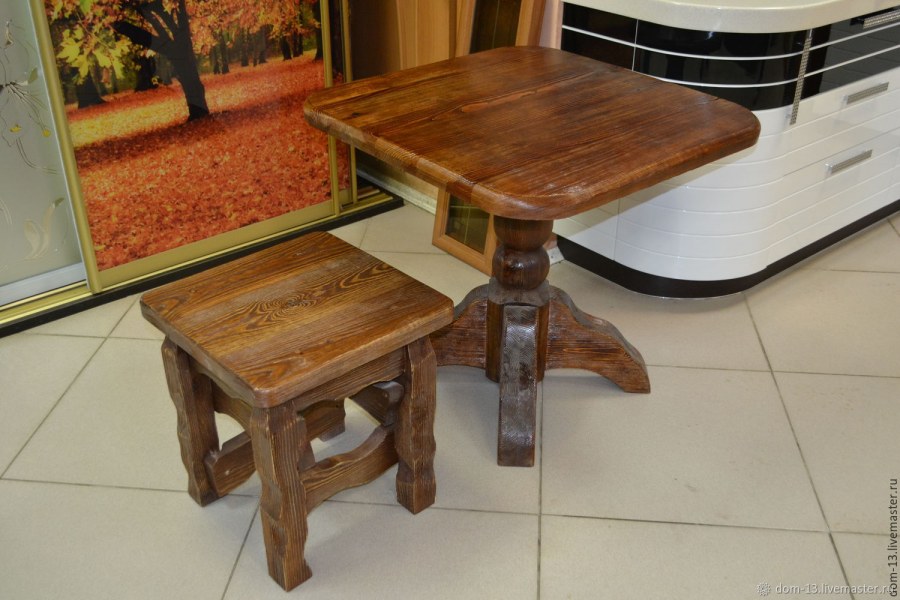 Столик из состаренного дерева