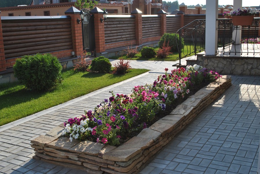 Прямоугольный цветник перед домом