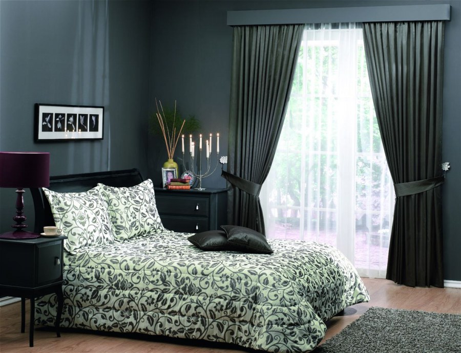 Серые портьеры в спальне