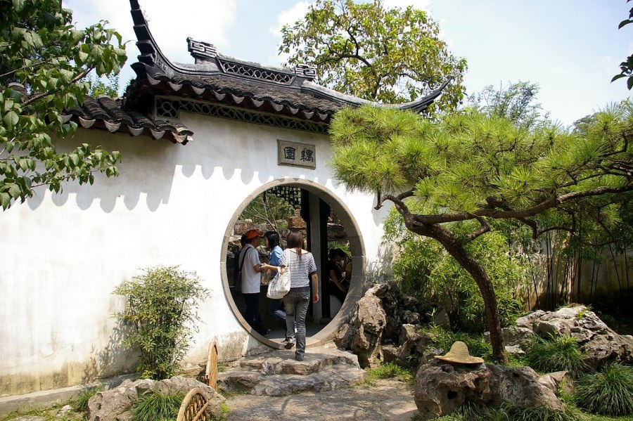 Лунные ворота в китайском саду