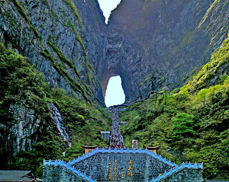 Арка «небесные врата», Тяньмэнь, Китай.