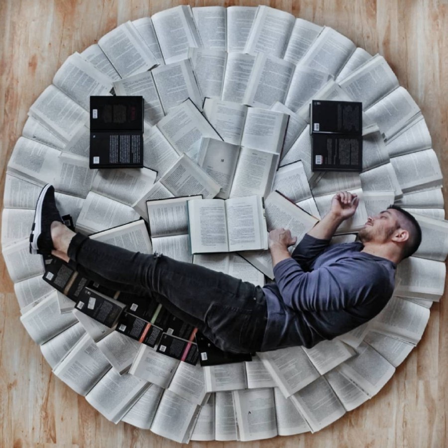 Креативная фотосессия с книгой