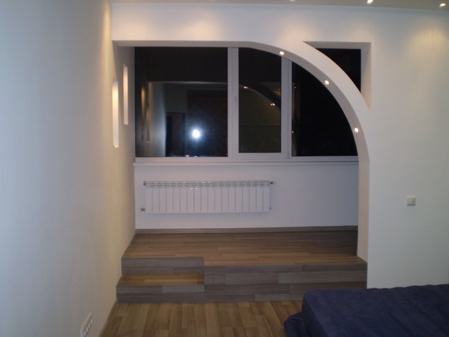 Арка между комнатой и балконом