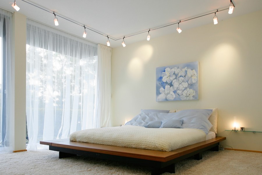 Дневной свет в интерьере спальня