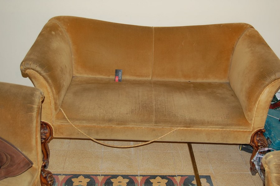 Замаскировать потёртости на диване