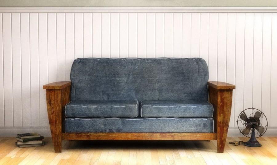 Старый диван в комнате