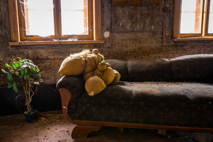 Дряхлый диван