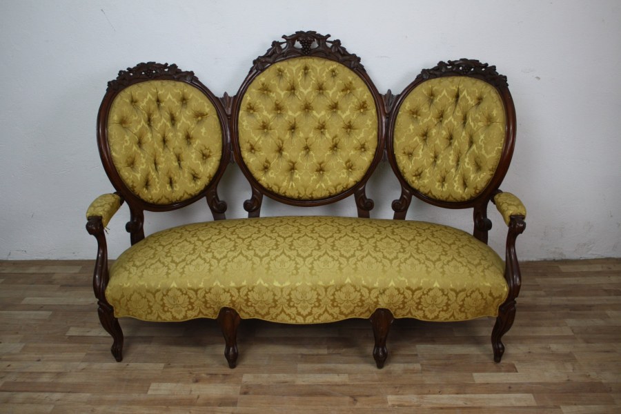 Антикварная мягкая мебель