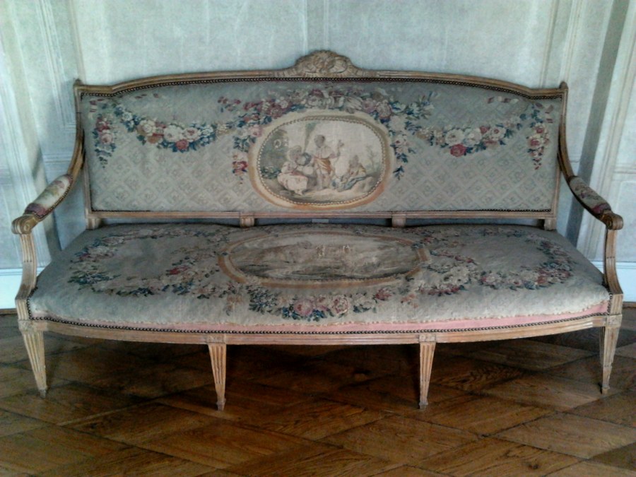 Маленький диван в Старом стиле