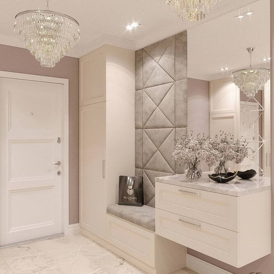 Прихожая в светлых тонах