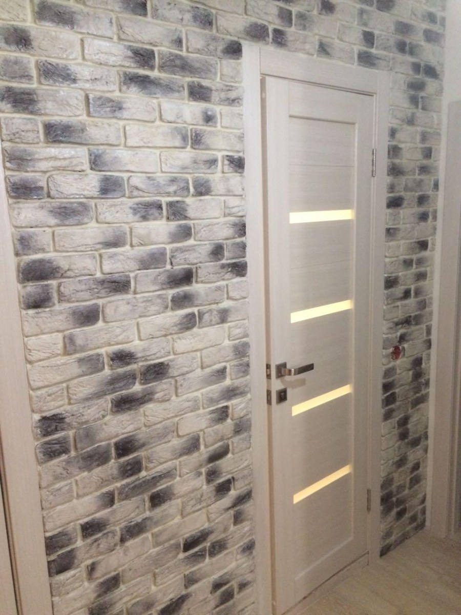 Декоративный кирпич в прихожей