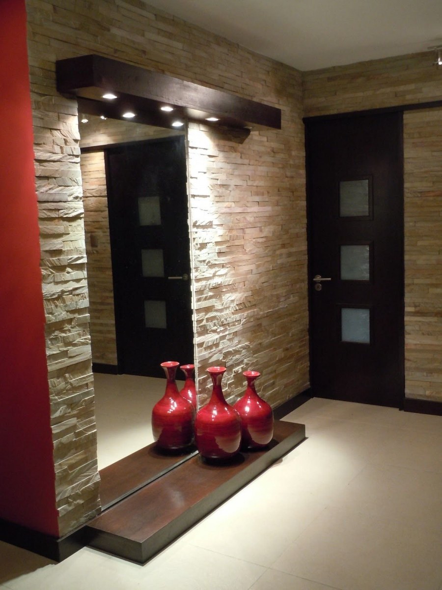 Прихожая отделанная камнем