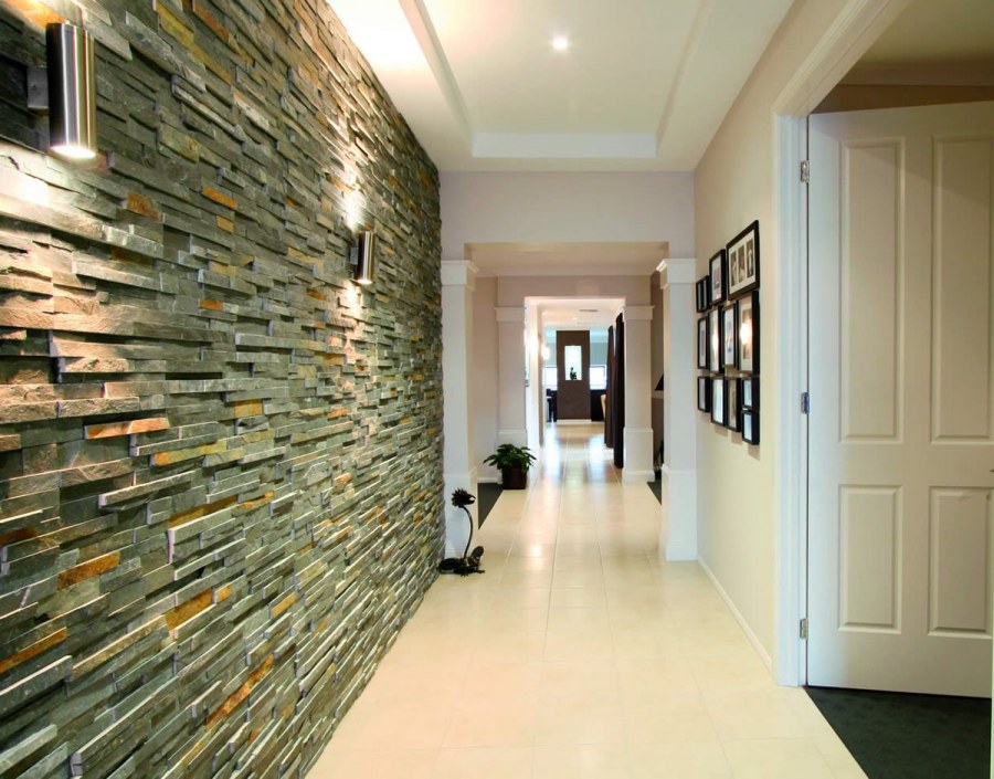 Декоративная плитка в прихожей