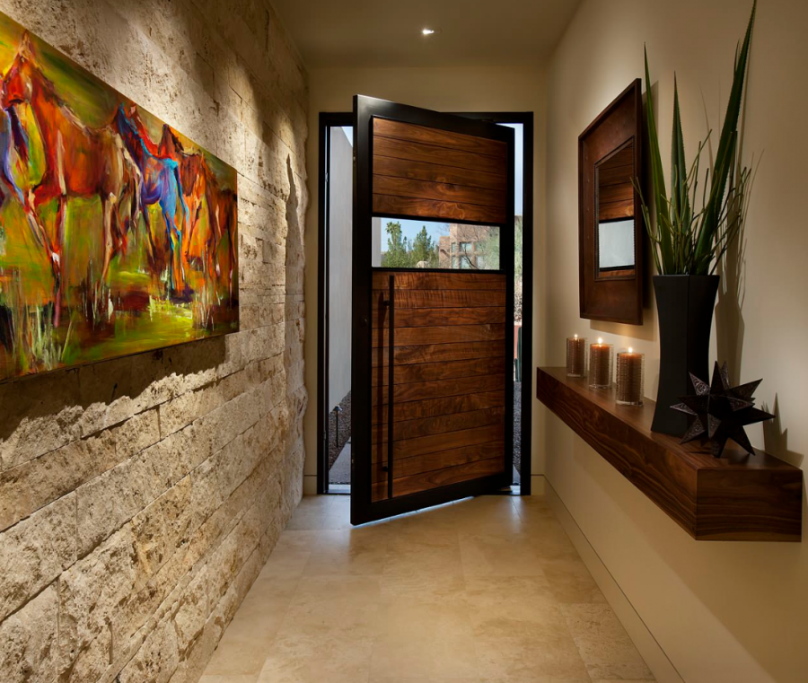 Декорирование стены в коридоре