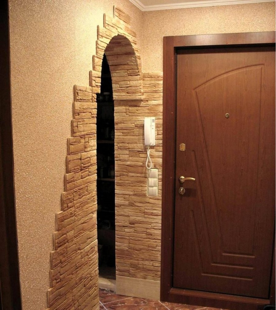 Отделка искусственным камнем дверных проемов