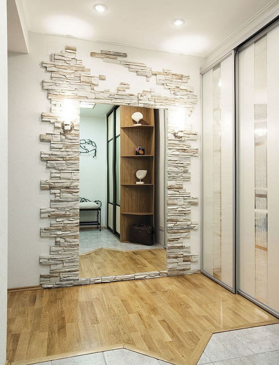 Прихожая отделанная камнем декоративным