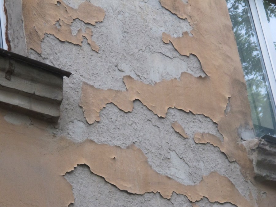 Отслоение штукатурного слоя