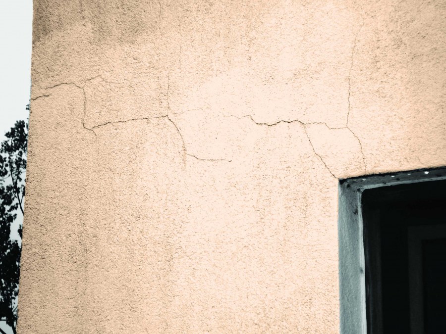 Трещины на штукатурном фасаде