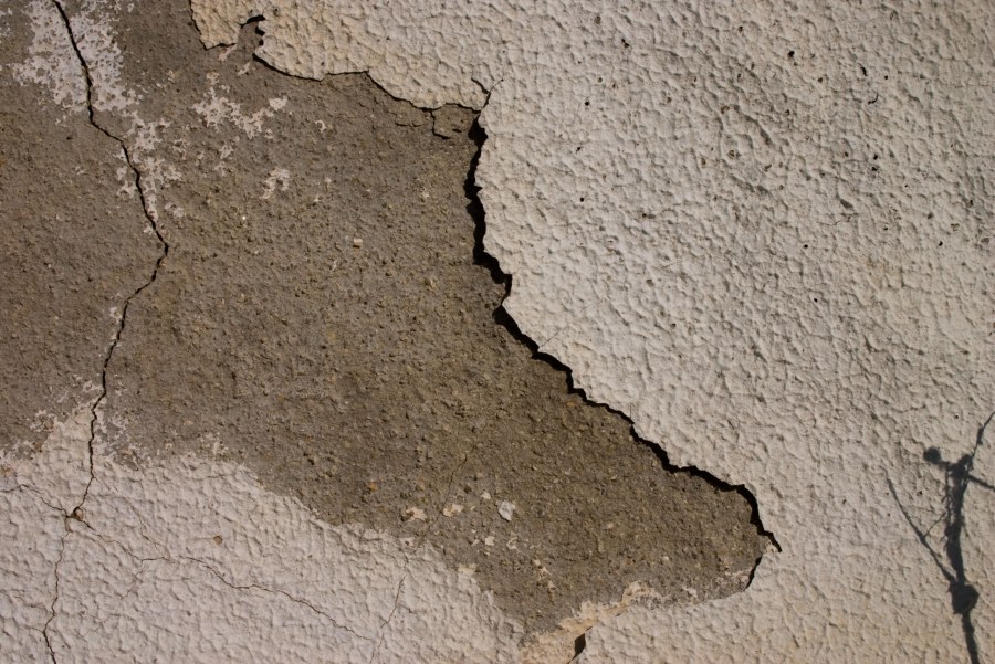 Отслаивание штукатурного слоя