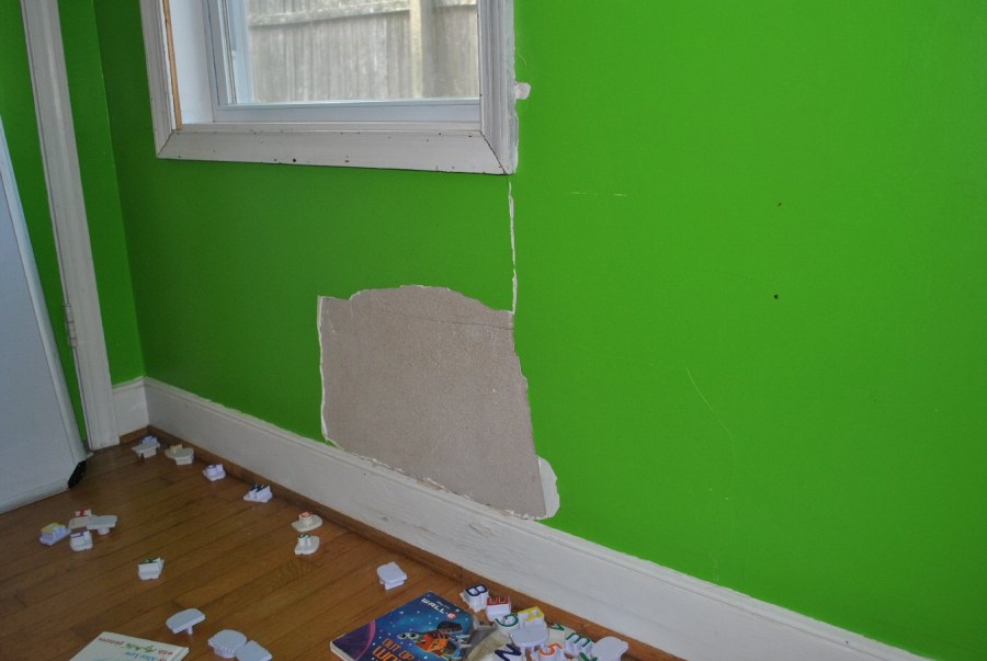 Крашенные стены с дефектами