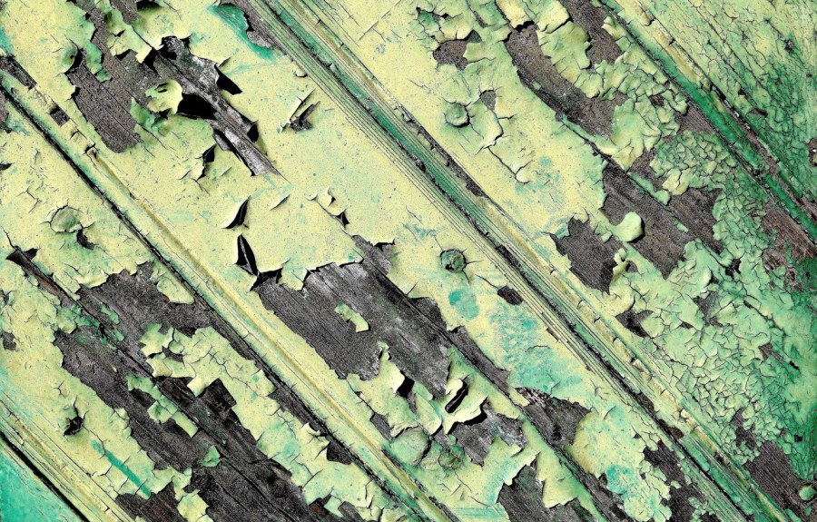 Облупившаяся краска на металле