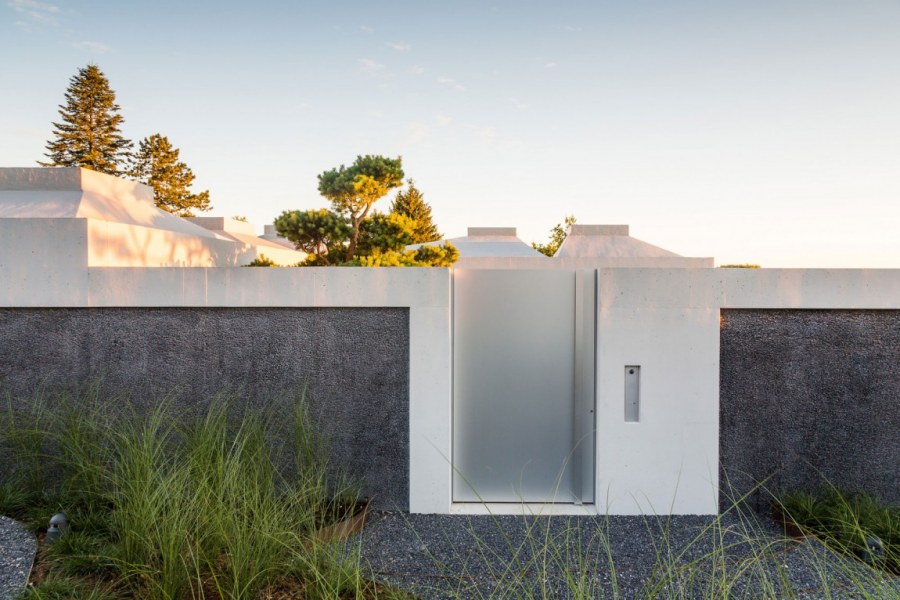 Современный забор из бетона