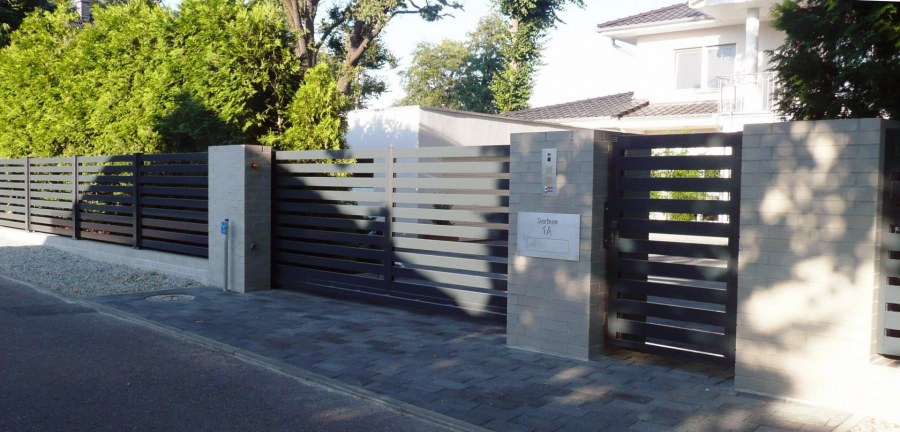 Современный забор из бетона