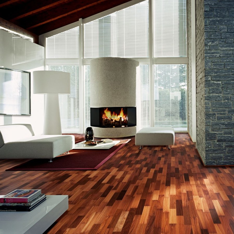 Паркетная плитка в интерьере гостиной на полу