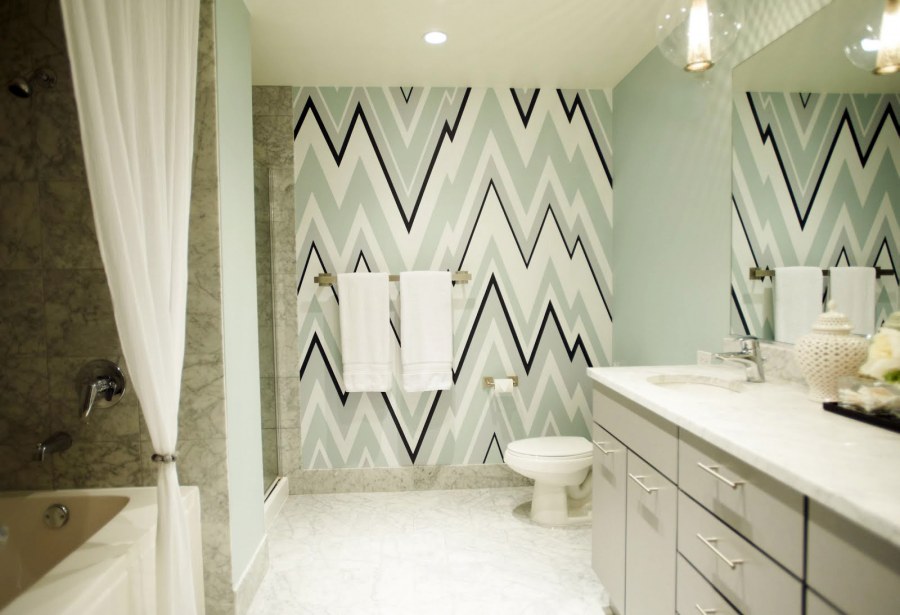 Шеврон на стене в ванной комнате