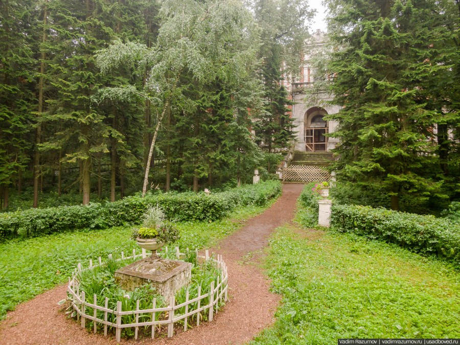 Беседка закрытая в Восточном стиле