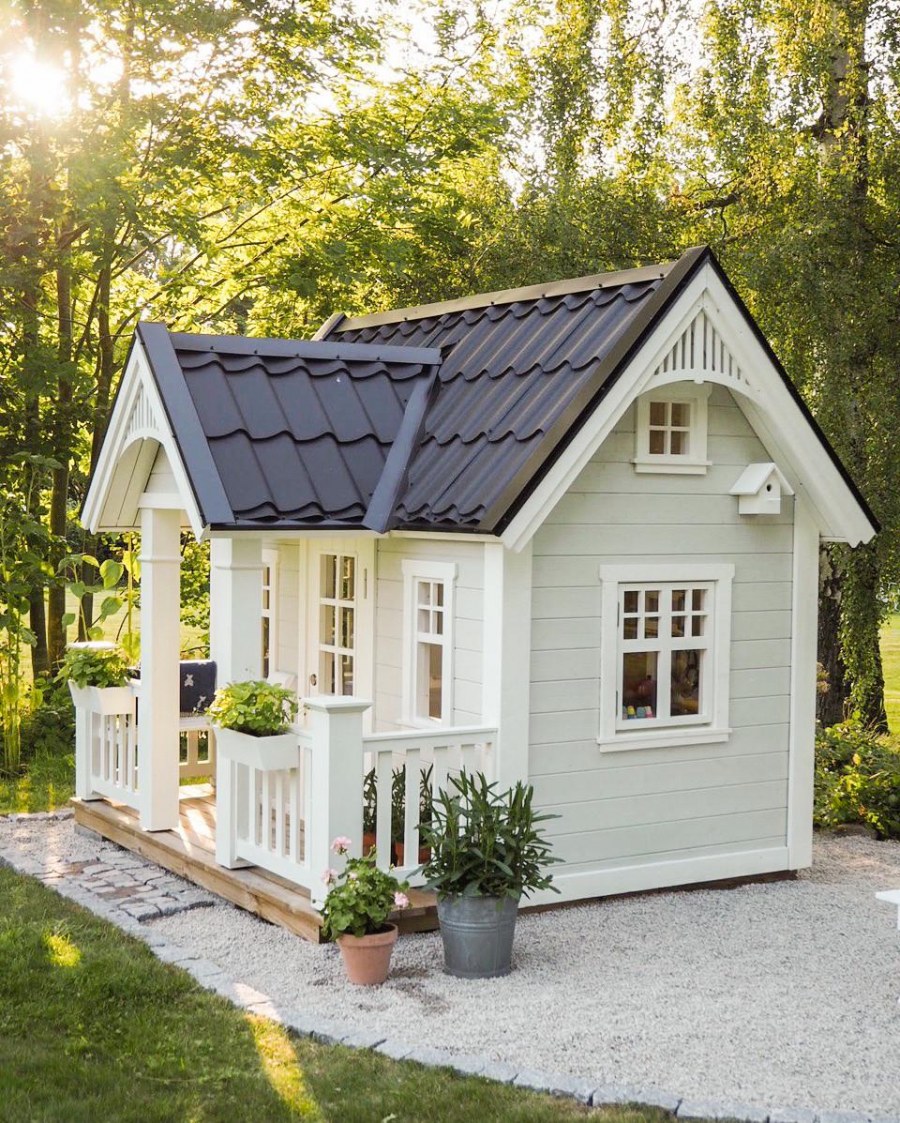 Маленький деревянный домик