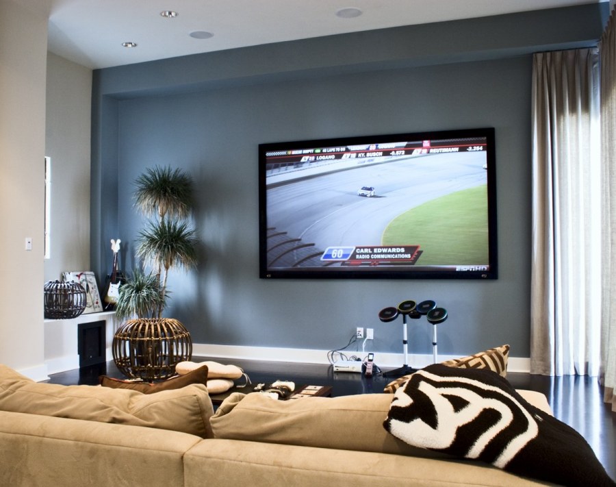 Большой телевизор на стене