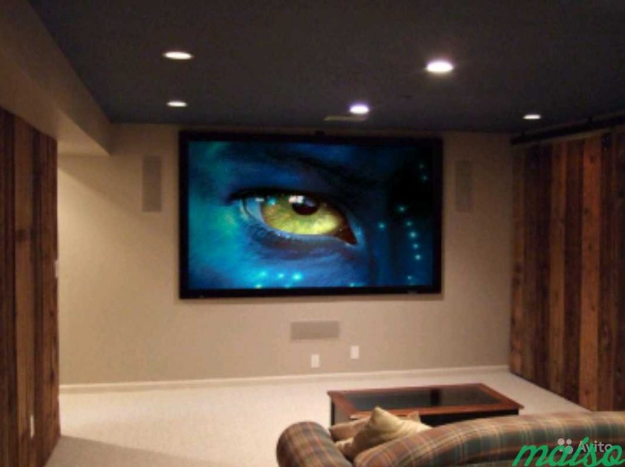 Большой телевизор на стене