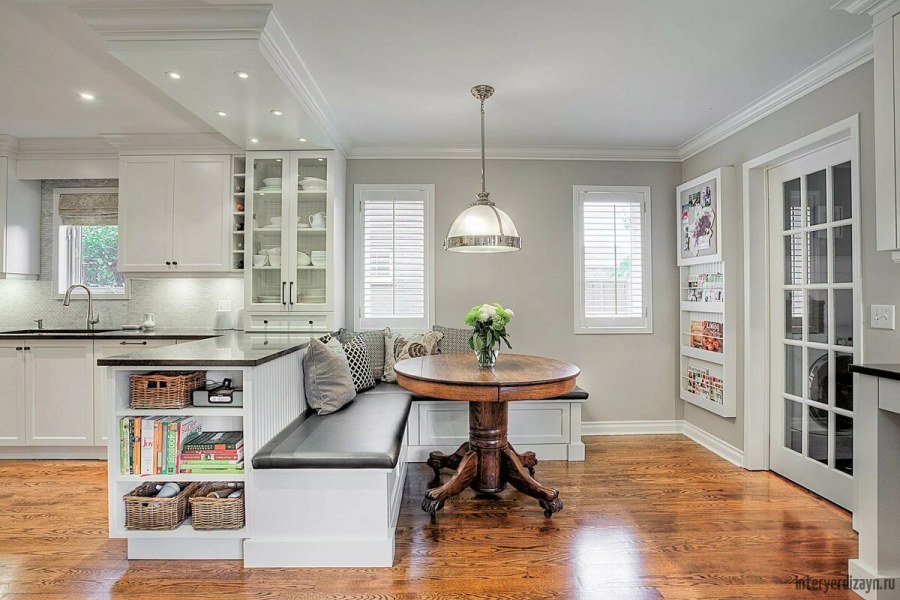 Кухонный остров с диваном