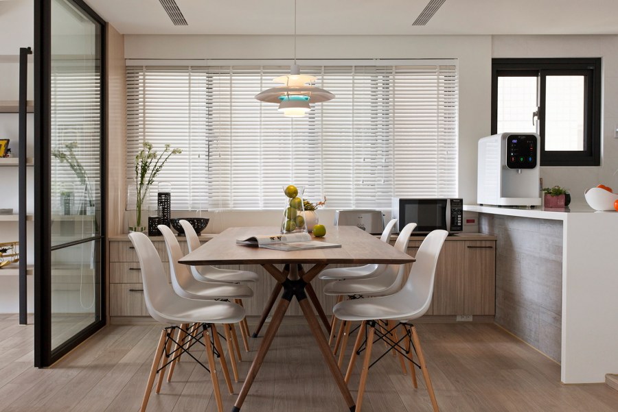 Обеденный стол у окна