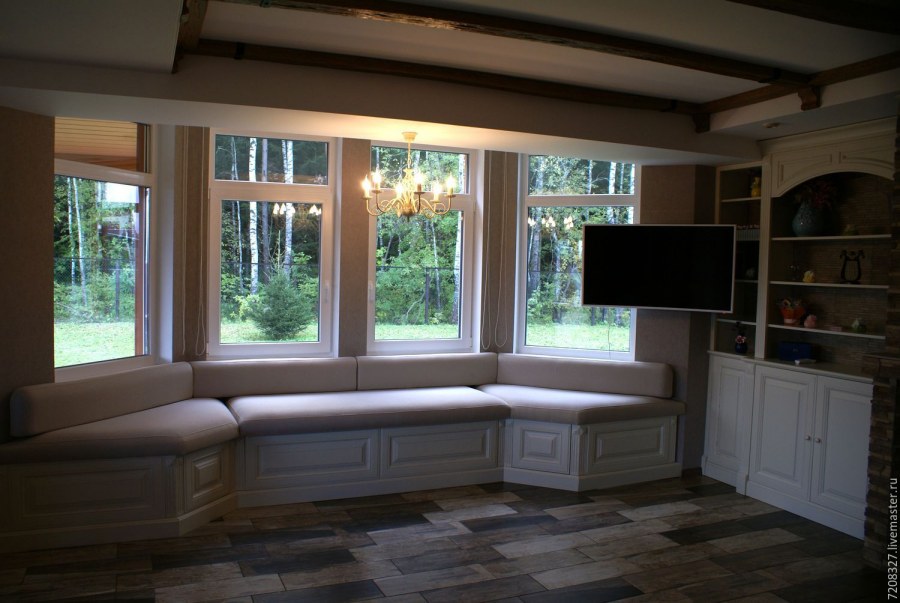 Диван встроенный в эркер