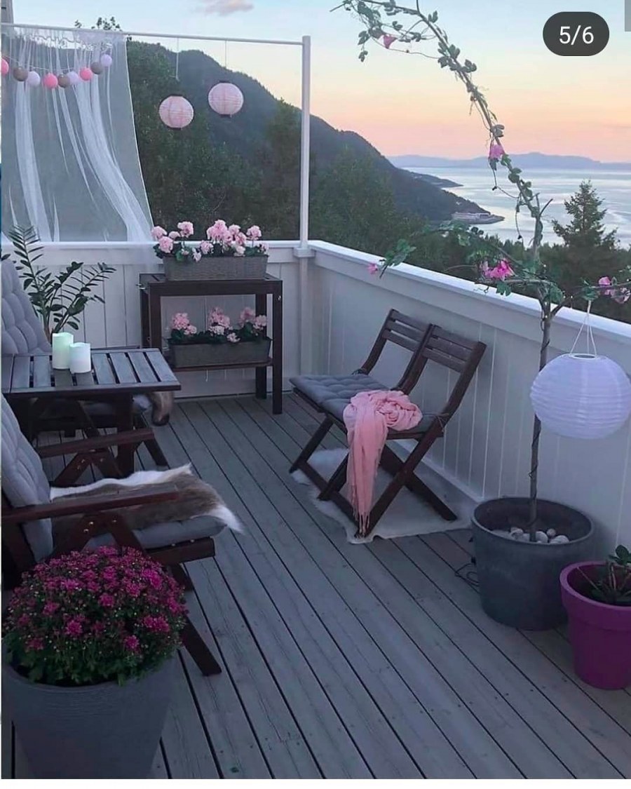 Балкон в розовых тонах