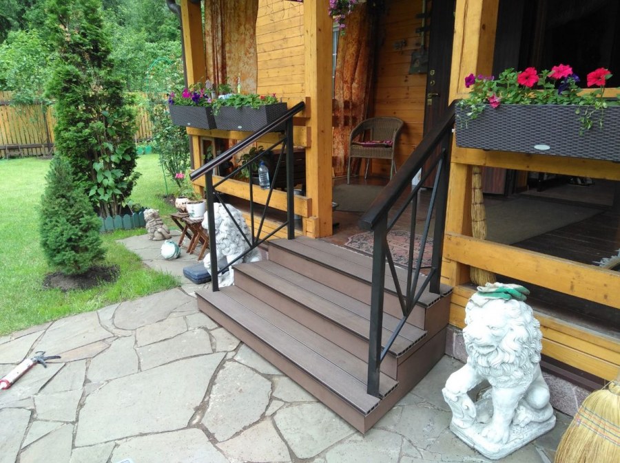 Крыльцо из металла и дерева