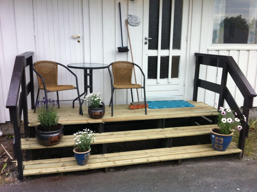 Маленькое крыльцо на даче